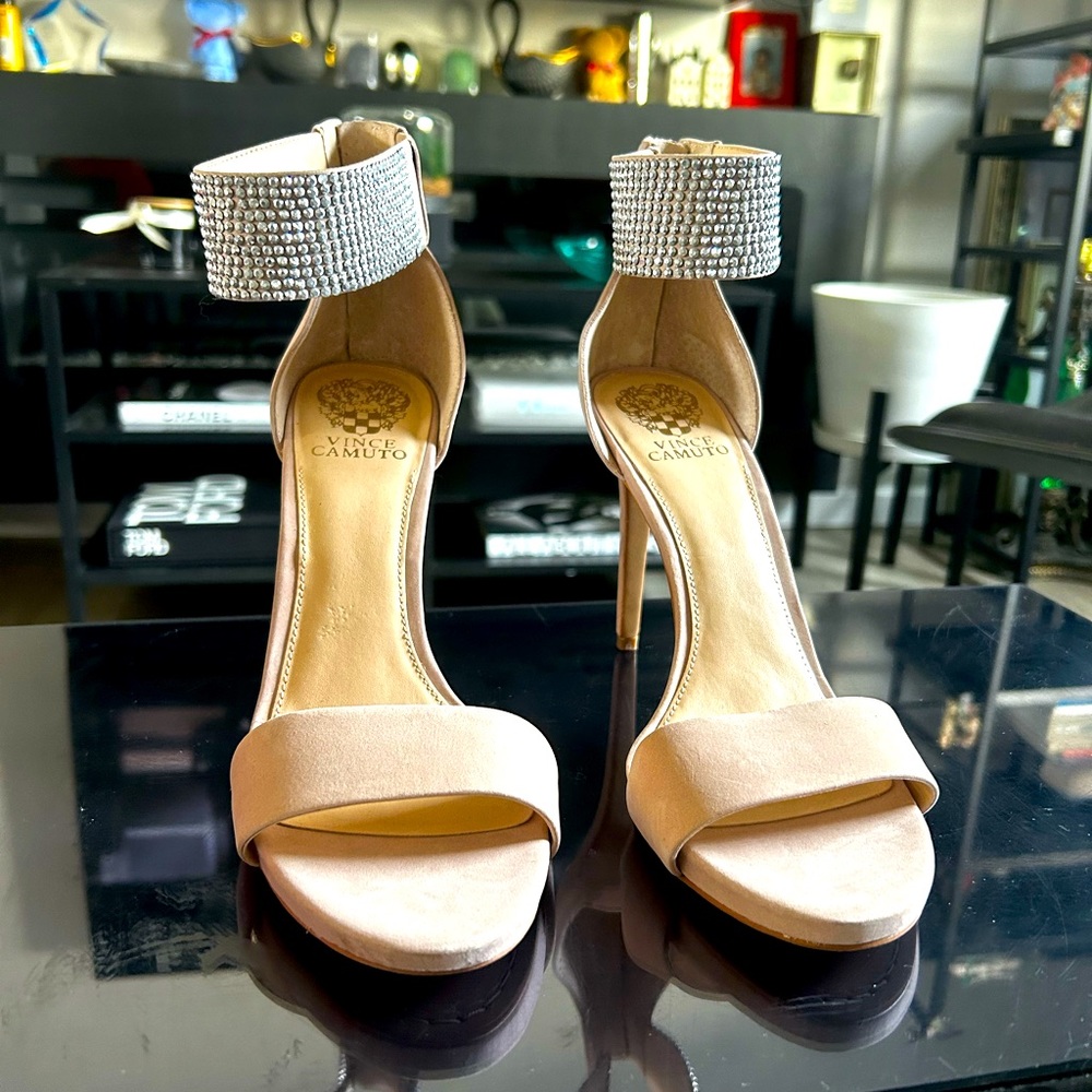 NIB Nude Pink Vince Camuto Suede/Nubuck sandals with Crystal Detail